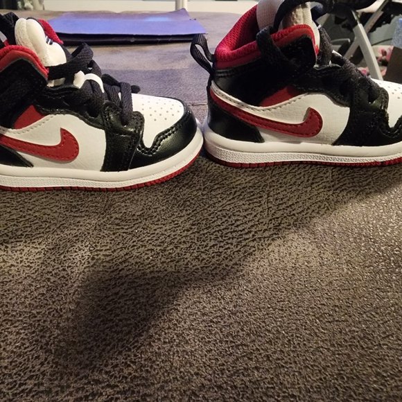 Infant Jordan 1's - Picture 3 of 4